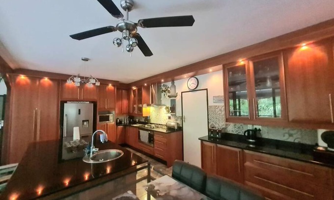 Port Edward Casa | Tropical 4 Bedroom 3 bathroom 8 to 10 sleeper Holiday Getaway