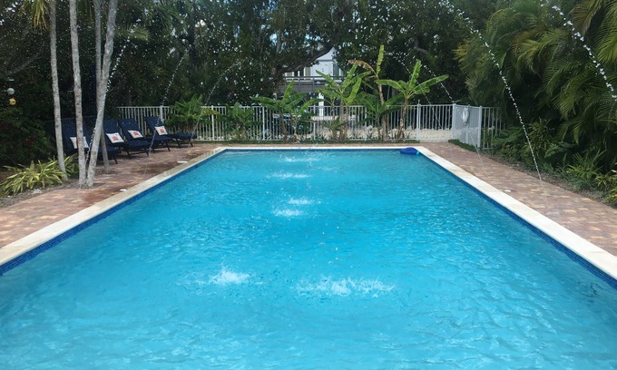 Eden Pines Casa | Tropical 5BR Paradise, Private Pool, Hot Tub, Canal Access – Sleeps 12