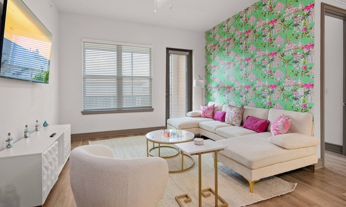 Rural Estates Apartamento | Tropical Dream 2BR/2BA w./ Pool, Gym, and Theater