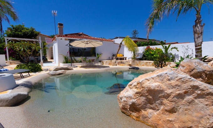 El Castell de Montornés Villa | Oasis Tropical Costa Dorada con piscina privada
