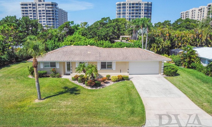 Longboat Key Casa | Tropical Escape–Private Pool Home Near the Sand Hy Tee on Longboat Key by RVA
