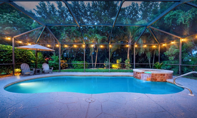 Central Naples Casa | "Tropical Escape" Nápoles Boutique Piscina de agua salada / Spa Inicio.