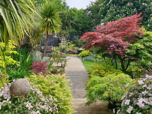 Stonnall Casa | Tropical Garden Oasis Rooms