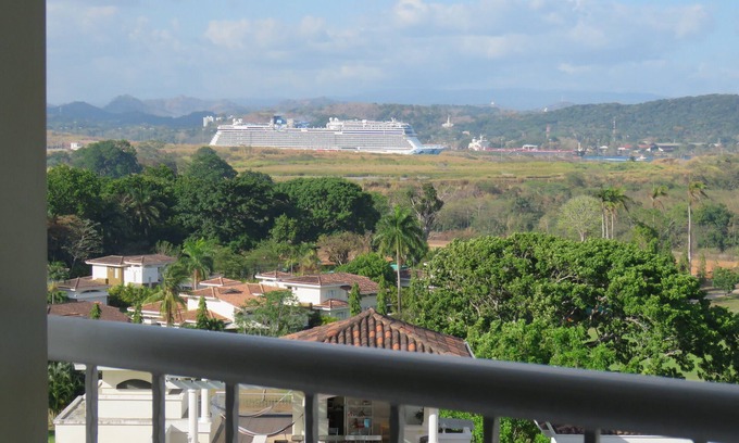 Rousseau Apartamento | Golf tropical con vista al canal y la ciudad, Tucan Country Club