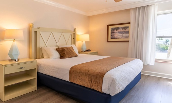 Captiva Hotel | Tropical Haven: 3BR Bay Suite w/Balcony Views | Kitchen | Onsite Pool | Parking