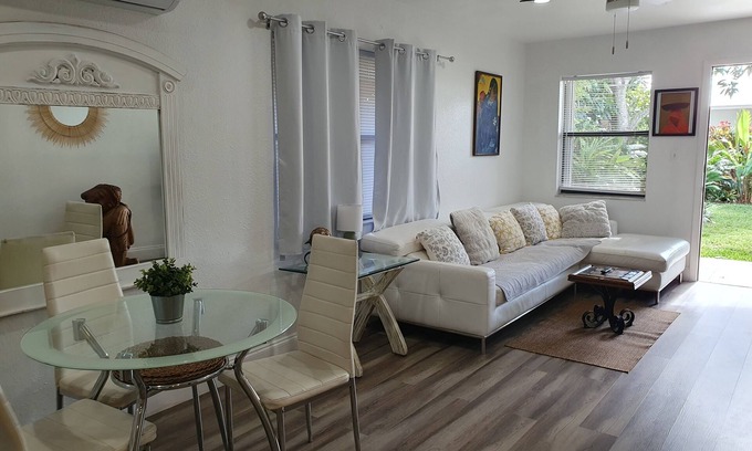 Central Oakland Park Cabaña | Tropical Hideway