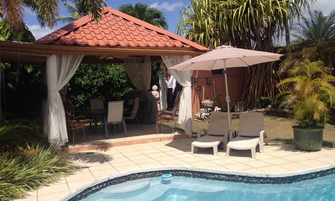 Dorado del Mar Casa | Casa tropical con piscina, aire acondicionado y 3 cuadras de la playa