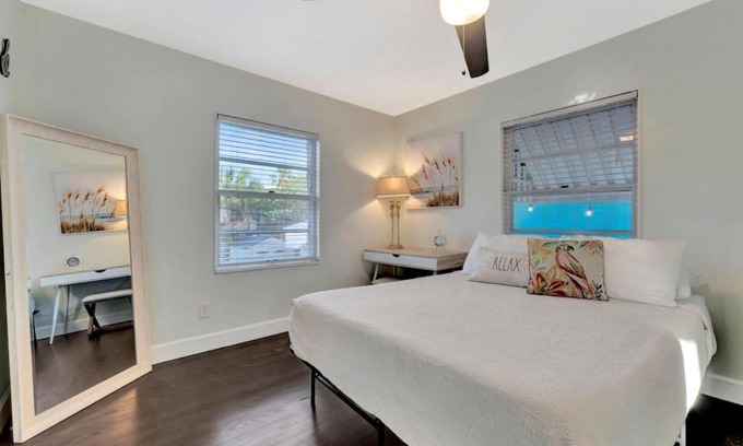 Treasure Island Apartamento | Tropical Island Retreat walk to the Beach