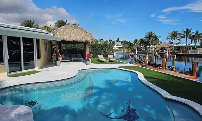 Garden Isles Casa | ¡Nuevo listado! Vida de lujo tropical, frente al mar, elevador de botes, cerca de la playa