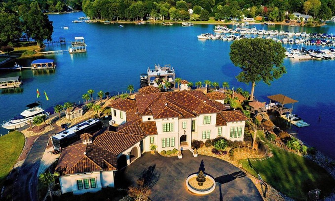 Cornelius Casa | Tropical Luxury on Lake Norman! 6BR, 8BA, Private Pool, Swim Up Bar & 2 Docks.