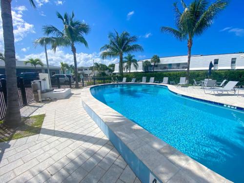 Singer Island Apartamento | Tropical Oasis by the beach and shops, with pool