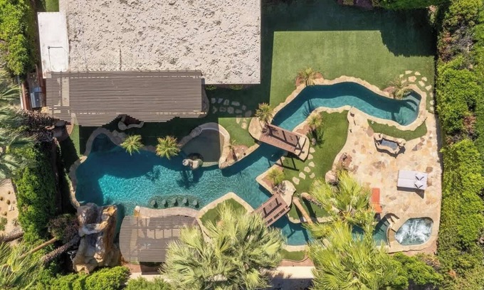 Magnesia Falls Cove Casa | Tropical Oasis: Slide into Desert Bliss