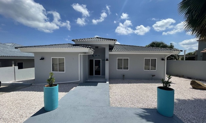 Grote Berg Casa | Tropical Oasis-Spacious home, pool & sea views! Water and electricity included.