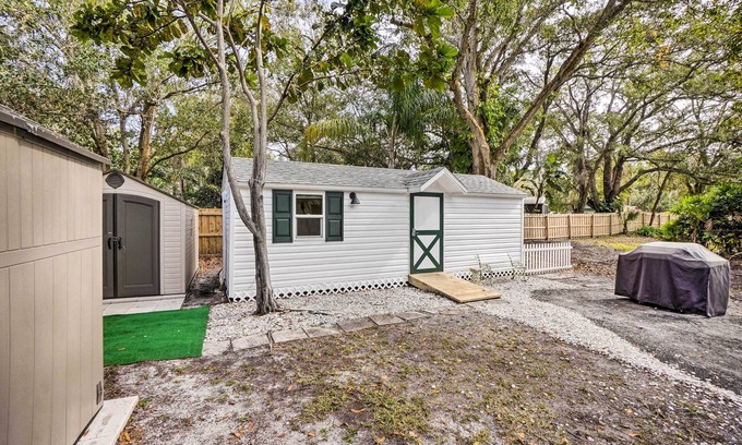 Ozona Apartamento | Tropical Palm Harbor Studio: Walk to Gulf!