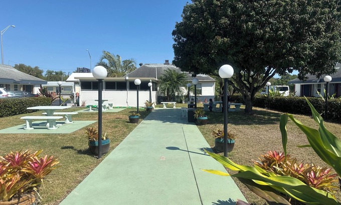 Fort Myers Hotel | Tropical Palm Motel