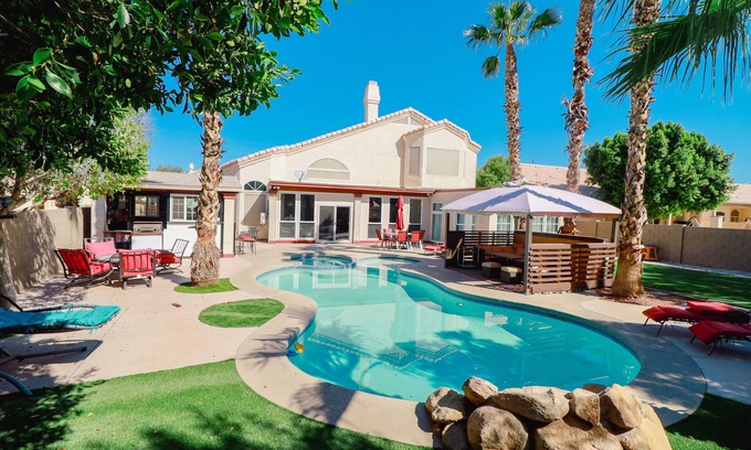 Garden Lakes Casa | Tropical Paradise in Garden Lakes!