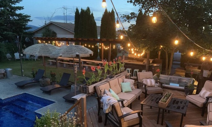 Post Falls Casa | Tropical paradise swimming pool hot tub family friendly sleeps 21 fire pit yard
