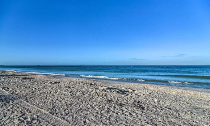 Pass-a-Grille Historic District Apartamento | Tropical Pass-a-grille Gem w/ Direct Beach Access!