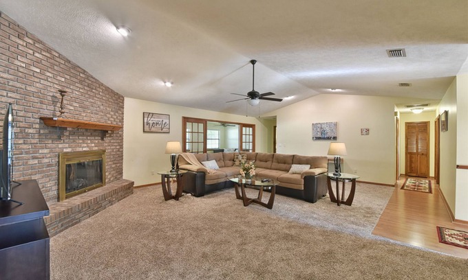 Fort King District Casa | Tropical Pool Home en SE Ocala! Duerme 8
