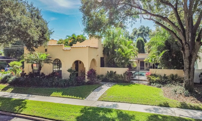 Virginia Park Casa | Tropical pool home in the heart of South Tampa