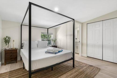 Croissant Park Apartamento | Tropical Pool Loft with SMART TVS