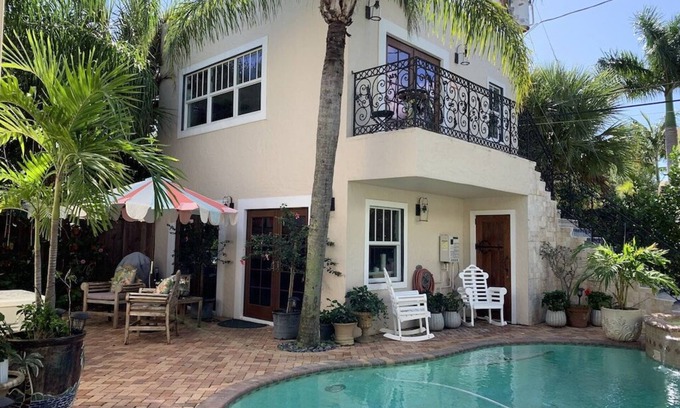 West Palm Beach Cabaña | tropical poolside cottage -minutes from beaches & downtown