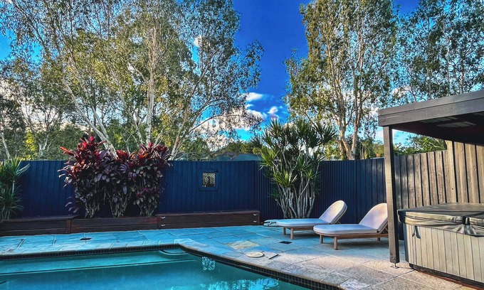 Mudgeeraba Casa | Tropical retreat with pool, Mineral spa & games room!