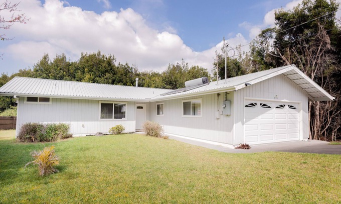 Volcano Casa | Tropical snowbird escape by world’s tallest volcano - lanai, yard & washer/dryer