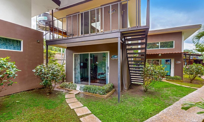Tárcoles Cama Y Desayuno | Tropical villas with pool access, scenic balcony, & shared full kitchen, dogs ok
