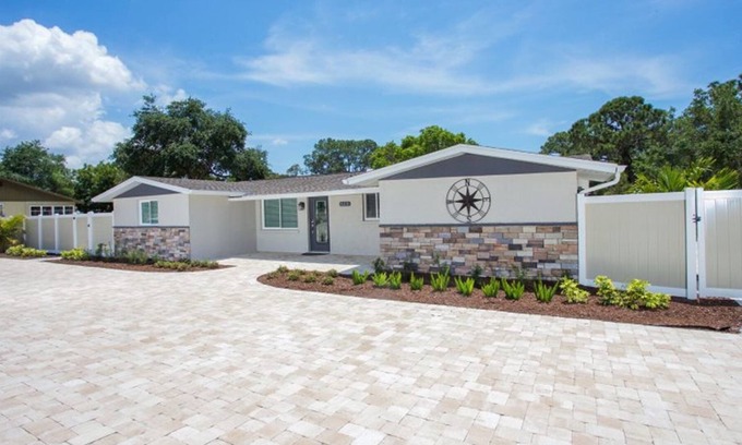 Englewood Villa | Impresionante casa frente al mar con piscina y hermosos muebles