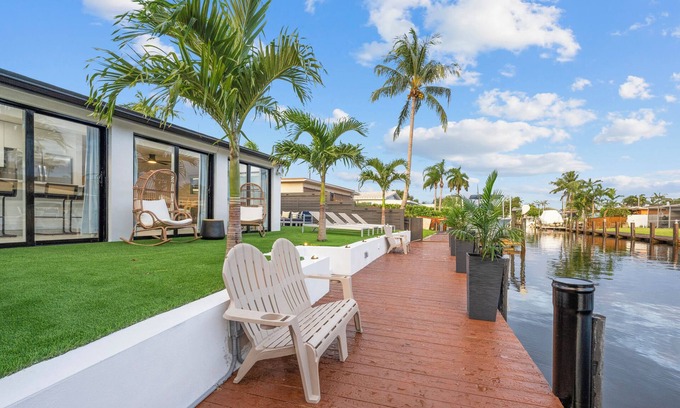 Melaleuca Gardens Apartamento | Tropical Waterfront Oasis with Hot Tub Jacuzzi