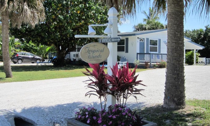 Tradewinds Hotel | Tropical Winds Beachfront Motel and Cottages