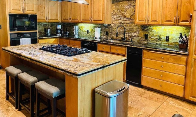 Redding Casa | Tropical - Your Ultimate Vacation