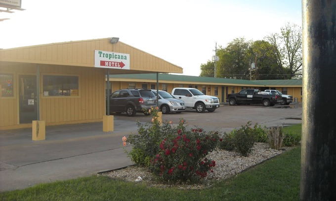 Bastrop Hotel | Tropicana Motel