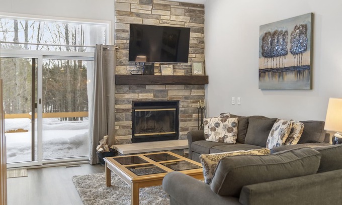 Harbor Springs Condominio | Trout Creek #122 SHUTTLE TO NUBS! POOLS &Fitness!
