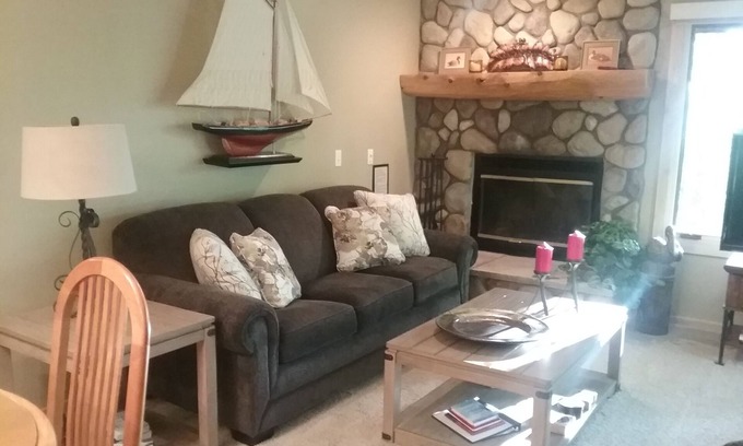 Harbor Springs Condominio | A minutos de Nubs Nob ... Incluye el local de esquí ... Trout Creek condo # 145