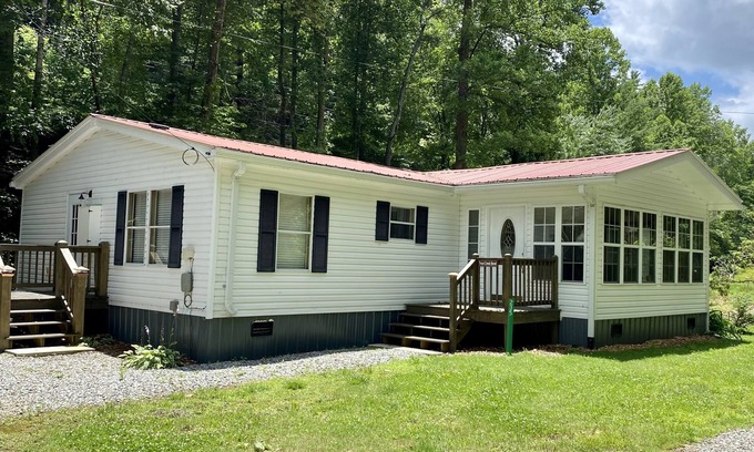 Blairsville Casa | Trout Creek Bend- CREEK FRONT - 1 mile from Vogel State Park