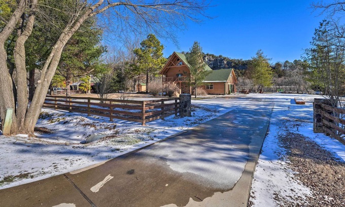 Lone Rock Cabina | Trout Lodge at Two Rivers - Waterfront Cabin!