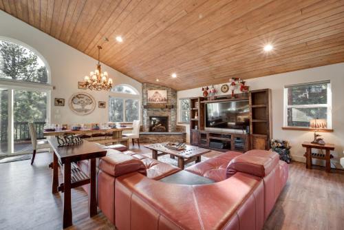 Truckee Casa | Truckee Cabin with Hot Tub and Custom Furnishings