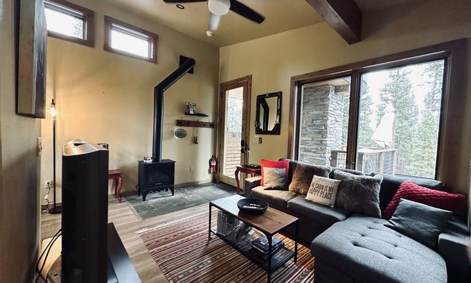Juniper Hill Chalet De Esquí | Truckee Mountain Chalet Hideaway in the Pines on 1.4 Acres! Sleeps 4!
