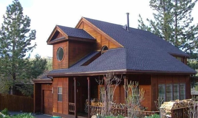 Truckee Casa | Escapada al río Truckee: vista panorámica del río, pesca con mosca y esquí