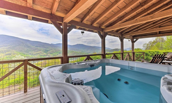 Waynesville Cabina | True Log Cabin w/ Game Room, Year-Round Views