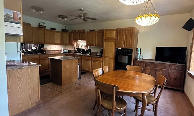 Oregon Casa | True River Frontage Private grounds 3-bedroom house Enjoy a relaxing stay