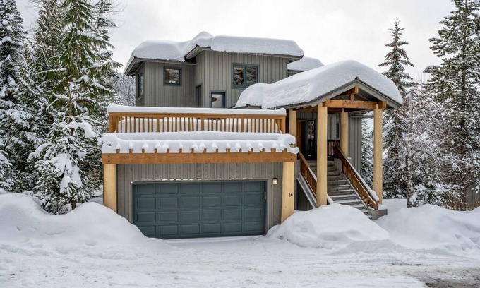 Nordic Estates Casa | True SKI IN/OUT | Luxury 6BR | Hot Tub | Sauna | Media Room | Garage | Managed By Aloha Whistler