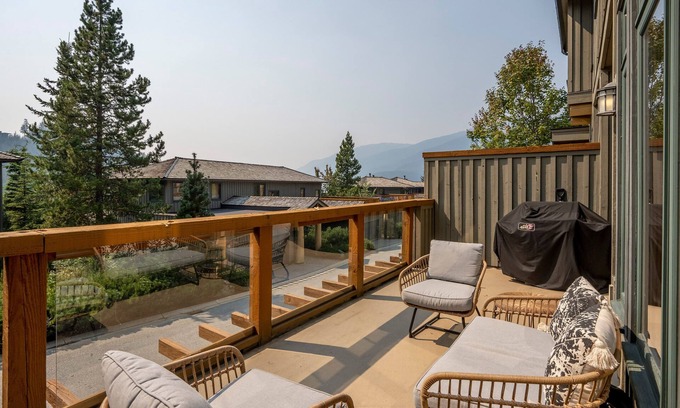 Nordic Estates Casa | True SKI IN/OUT | Updated 3.5BR | Hot Tub | Garage | Managed By Aloha Whistler