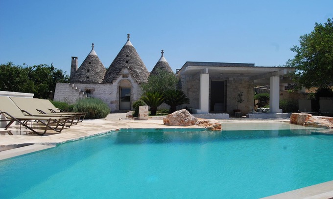 Ostuni Casa | Hermoso Trullo, vistas panorámicas excepcionales, piscina infinita impresionante, WiFi