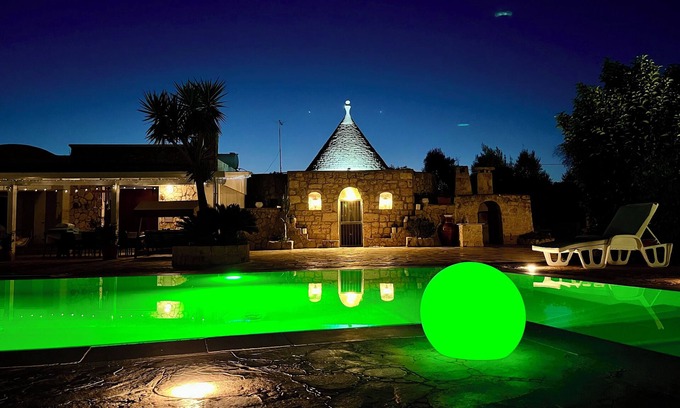 San Michele Salentino Villa | TRULLO 'LA QUERCIA' CON PISCINA, INMERSO EN LA NATURALEZA