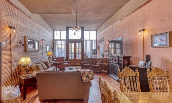 Whitewood Casa | Truly the GOAT! Hot tub, Pet friendly, Walk to bar/restaurant, Quiet, Unique