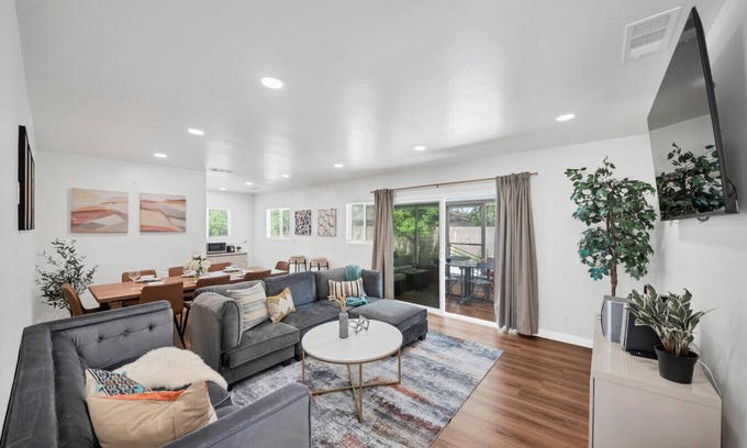 Monrovia Apartamento | Relaxing 3BR Near DTLA, Shops, & Parks #TravelSGV
