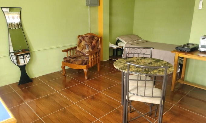 St. Augustine Apartamento | Cozy studio, St Augustine, WiFi/AC one minute away from grocery, bank,laundromat